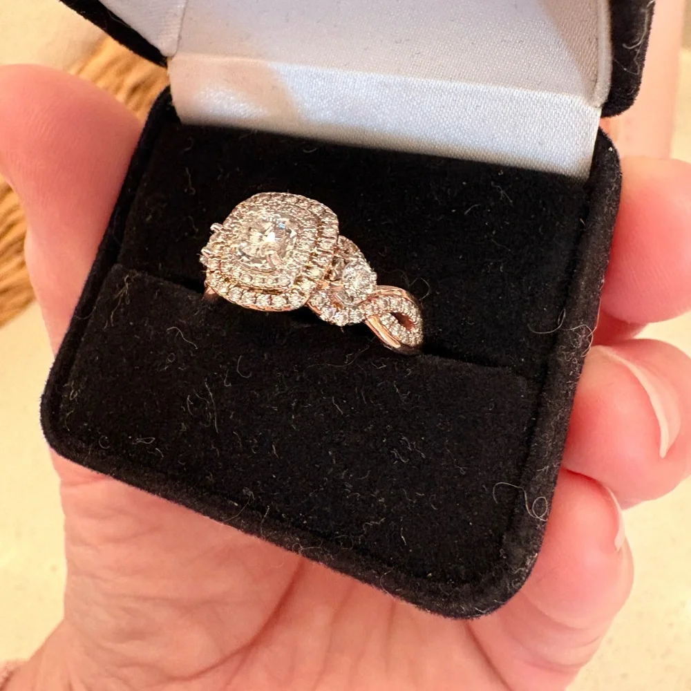 Stunning Diamond Rose Gold engagement Ring - Picture 4 of 9